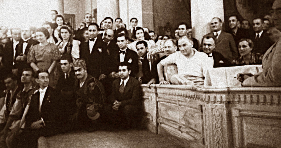 Atatürk-dans-edenleri-izlerken-1