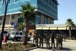 Irak'ın Erbil kentinde bir restorana düzenlenen silahlı saldırıda, Türkiye'nin Başkonsolosluğunda çalışan bir kişi şehit oldu. Güvenlik güçleri, restoran önünde önlem aldı. ( Yunus Keleş - Anadolu Ajansı )