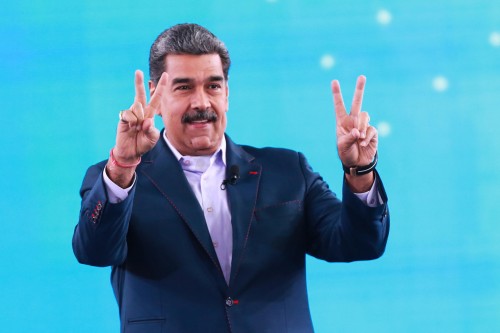 AME1169. CARACAS (VENEZUELA), 26/05/2025.- Fotografía cedida por Prensa del Palacio de Miraflores del presidente de Venezuela, Nicolás Maduro, durante su programa semanal de televisión "Con Maduro +" este lunes, en Caracas (Venezuela). Maduro quien juró para un tercer mandato tras su cuestionada reelección, anunció que el próximo 27 de julio el país celebrará una tercera consulta popular, en la que los jóvenes de 5.338 comunidades registradas escogerán proyectos financiados por el Estado. EFE/ Prensa Palacio de Miraflores/ SOLO USO EDITORIAL/SOLO DISPONIBLE PARA ILUSTRAR LA NOTICIA QUE ACOMPAÑA (CRÉDITO OBLIGATORIO)