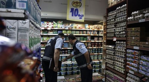 bloomberg-turk-polisi-markette-dis-macunu-kontrolu-yaparak-enflasyonla-mucadele-ediyor-519520-5